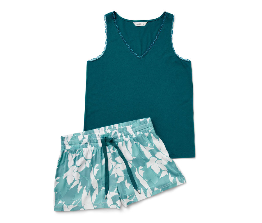 Zblízka zelená krátká pyžamová souprava s květinovými šortkami.