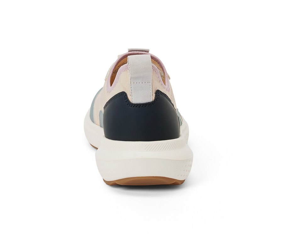 Detail zadní části boty sneaker.