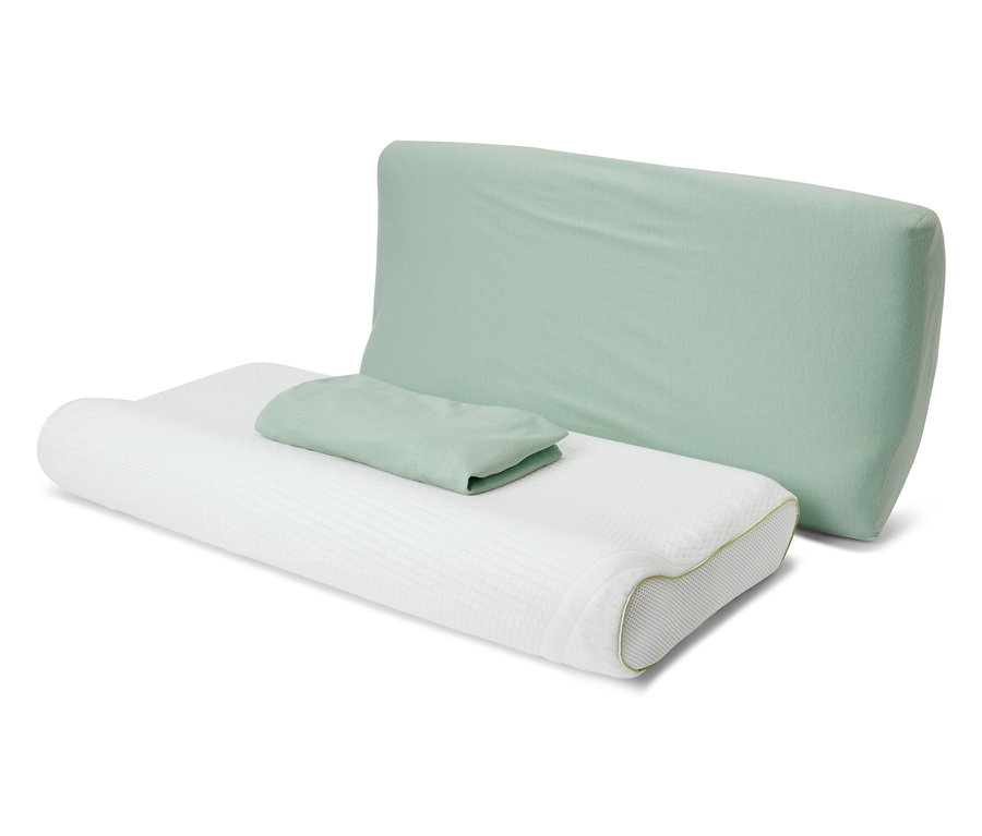 Dva zelené žerzejové povlaky na šíjový polštářek leží na bílém polštáři.