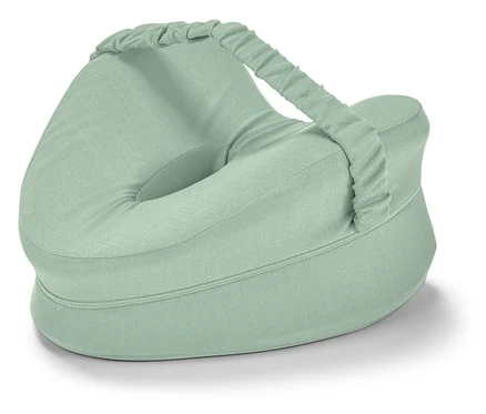 Ergonomický polštář mezi kolena pro spaní na boku, světle zelený, s otvorem a popruhem.