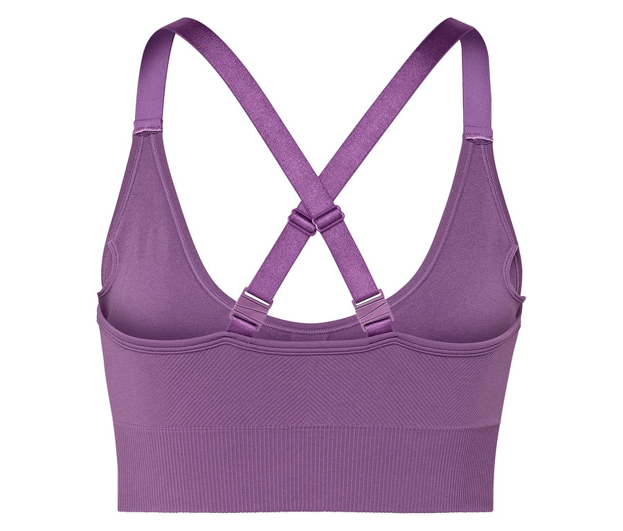 Detail fialové sportovní podprsenky s překříženými ramínky vzadu.