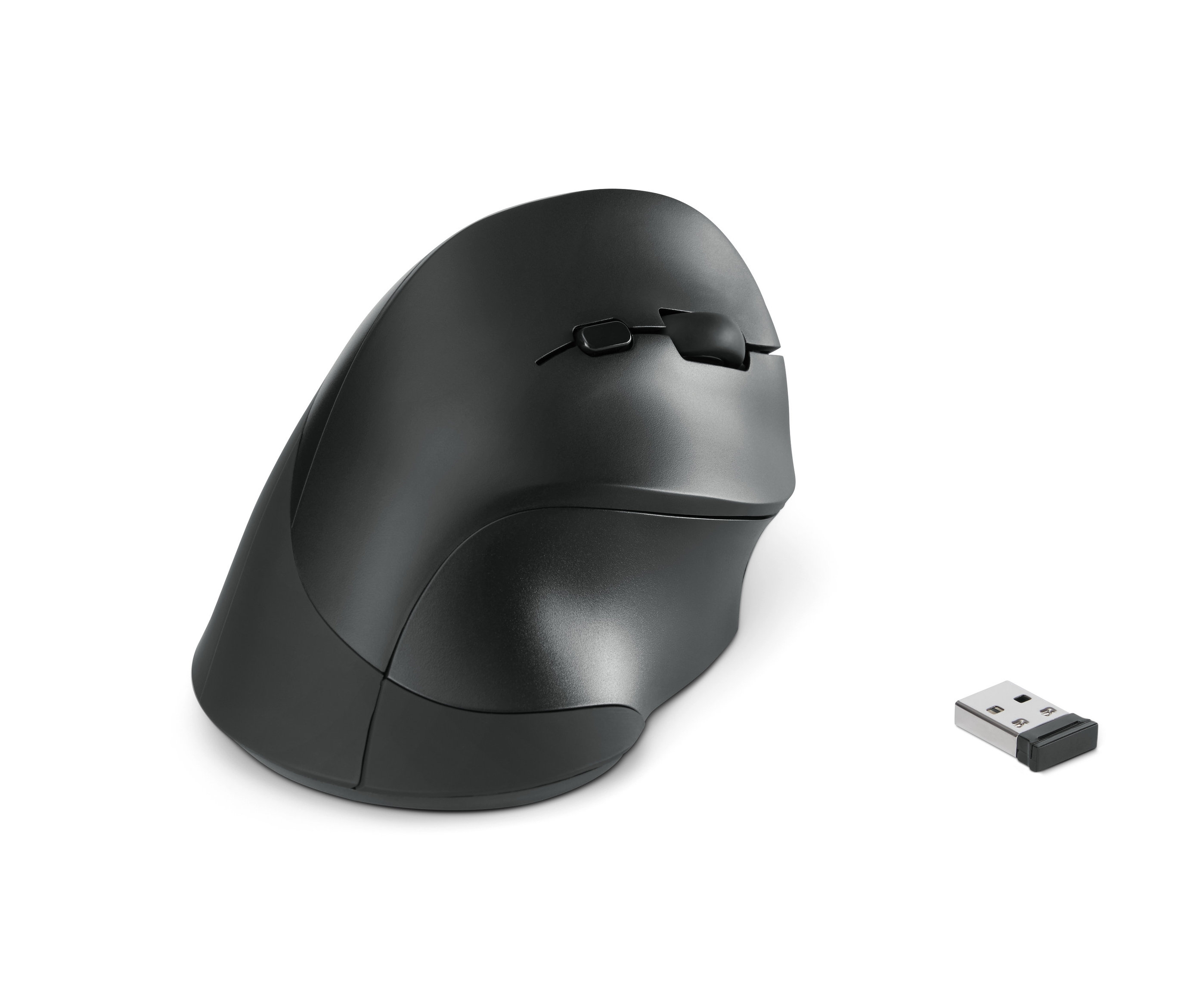 Černá ergonomická bezdrátová myš a USB přijímač na bílém pozadí.