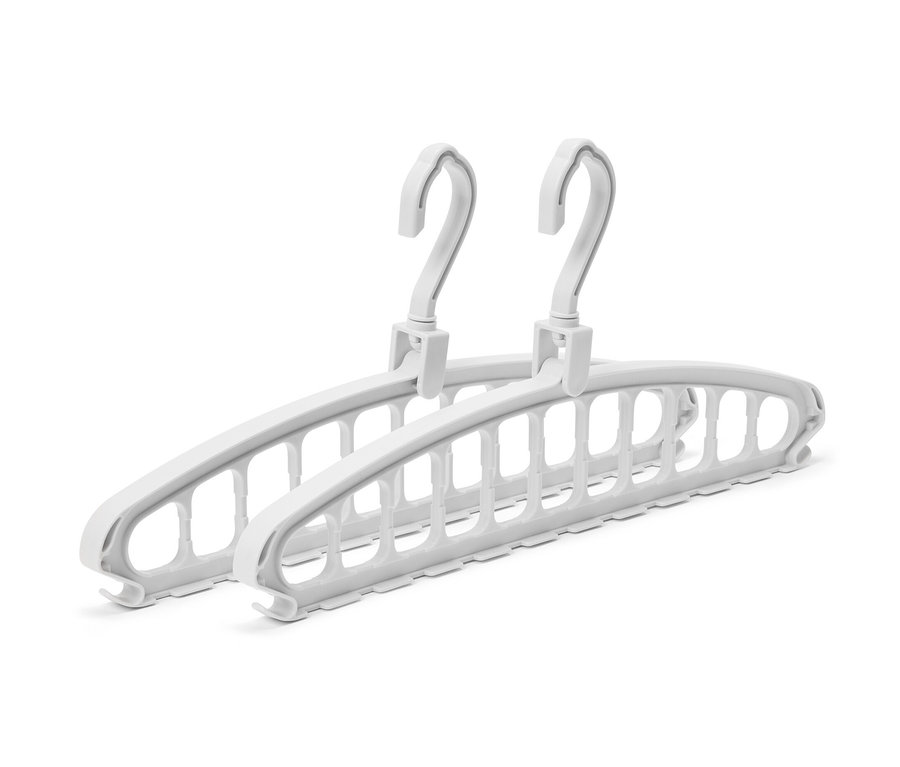 Dva multifunkční věšáky na šaty.