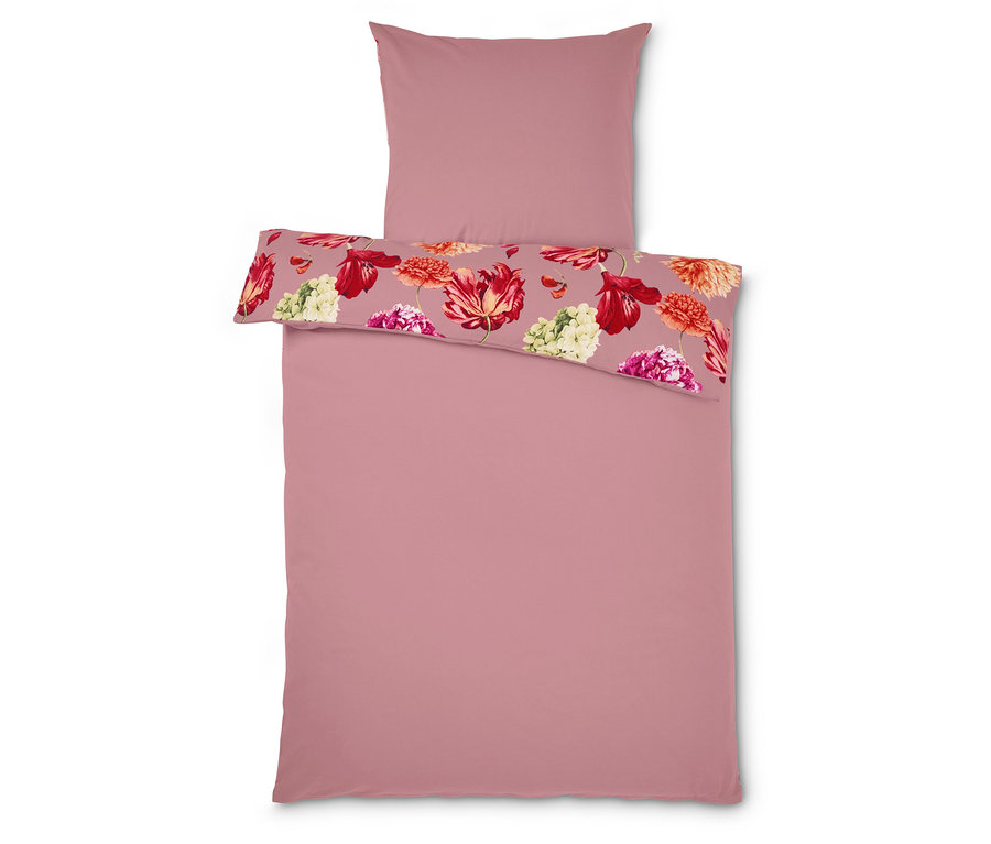 Růžové ložní prádlo s květinovým vzorem.