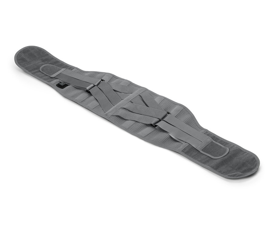 Šedá bederní bandáž se suchým zipem leží diagonálně na bílém pozadí.