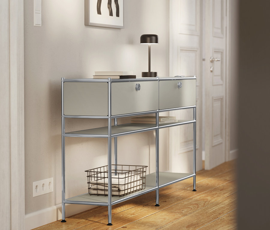 Regál se dvěma zásuvkami a lampou v chodbě.