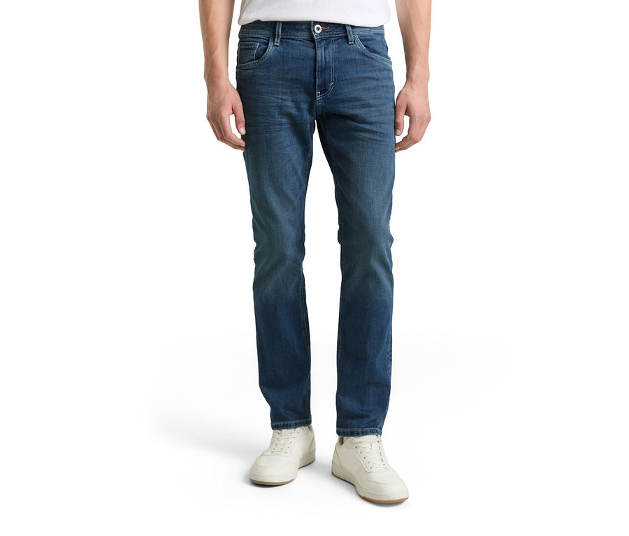 Muž v džínech Tom Tailor TT MARVIN STRAIGHT se strečovým materiálem, Used Mid Stone Blue Denim a bílých botách.