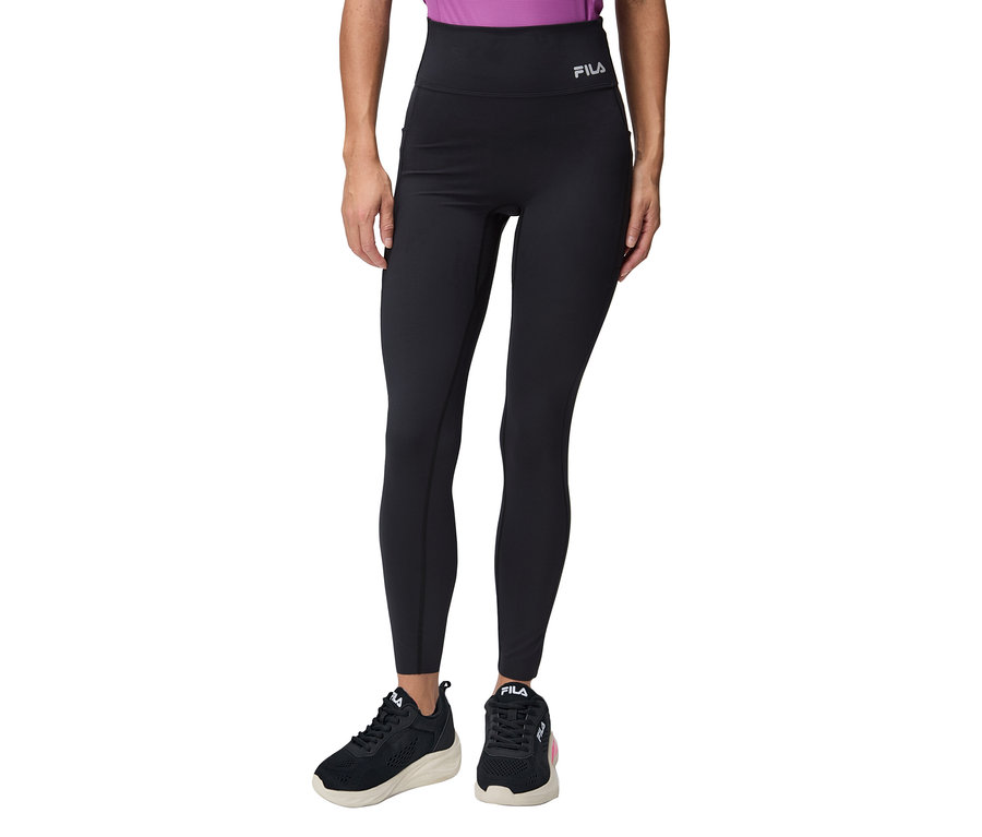 Žena má na sobě černé legíny Fila a černé tenisky.