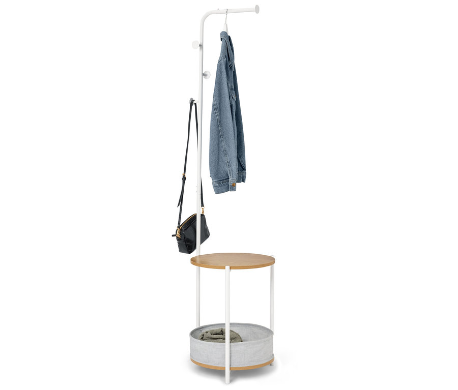 Věšák na kabáty s džínovou bundou, kabelkou a úložným košem.