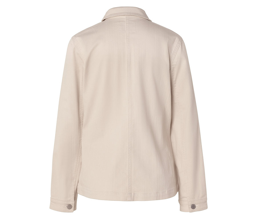 Pohled zezadu na pískově zbarvenou bundu s dlouhými rukávy a knoflíky.