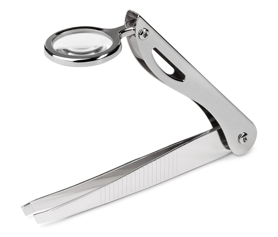Zvětšovací pinzeta z kovu leží na bílém pozadí.
