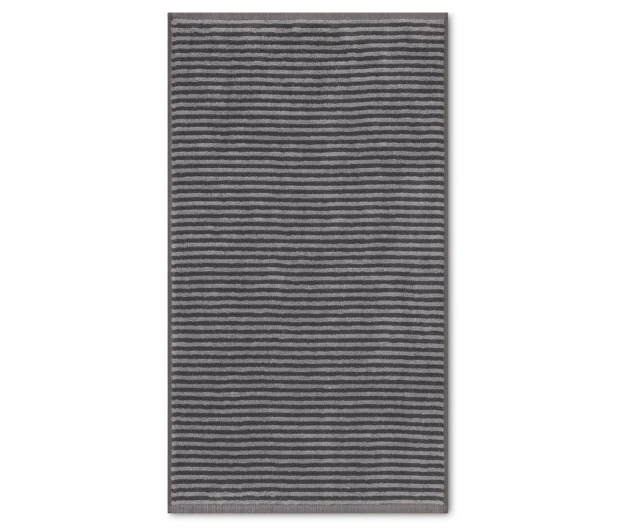 Šedý koberec s vodorovnými pruhy.