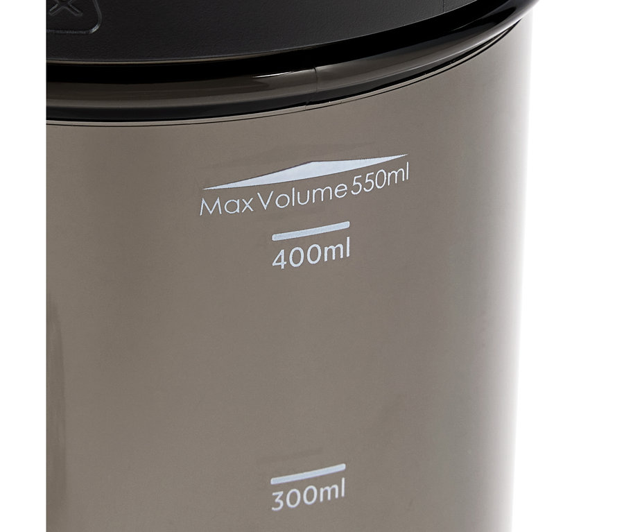 Detail šedé nádoby s černým víkem a bílými značkami objemu 300 ml, 400 ml a maximálního objemu 550 ml.