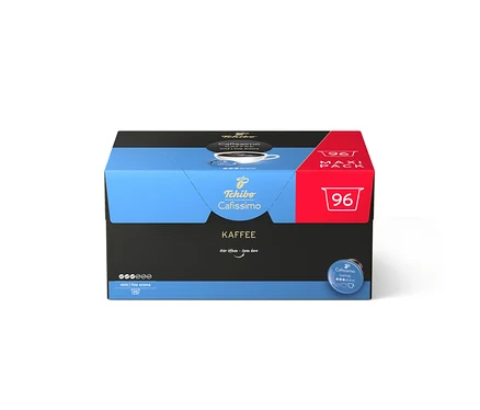 Černo-modré balení Tchibo Cafissimo Jemná káva s 96 kapslemi, s jednou modrou kapslí na boku.