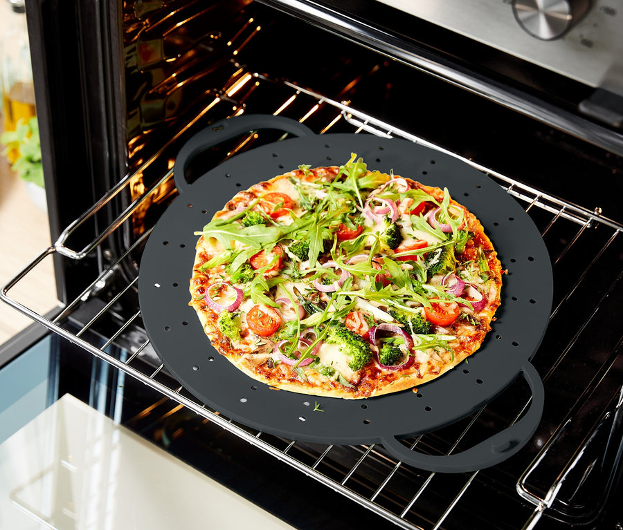 Pizza na univerzální kuchyňské pomůcce v troubě.