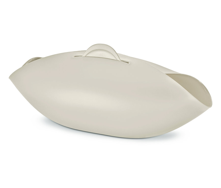 Béžová mísa na pečení chleba na bílém pozadí.