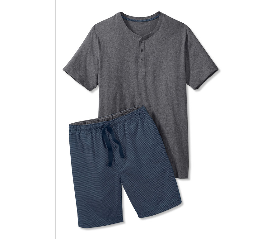 Šedé krátké pyžamo.