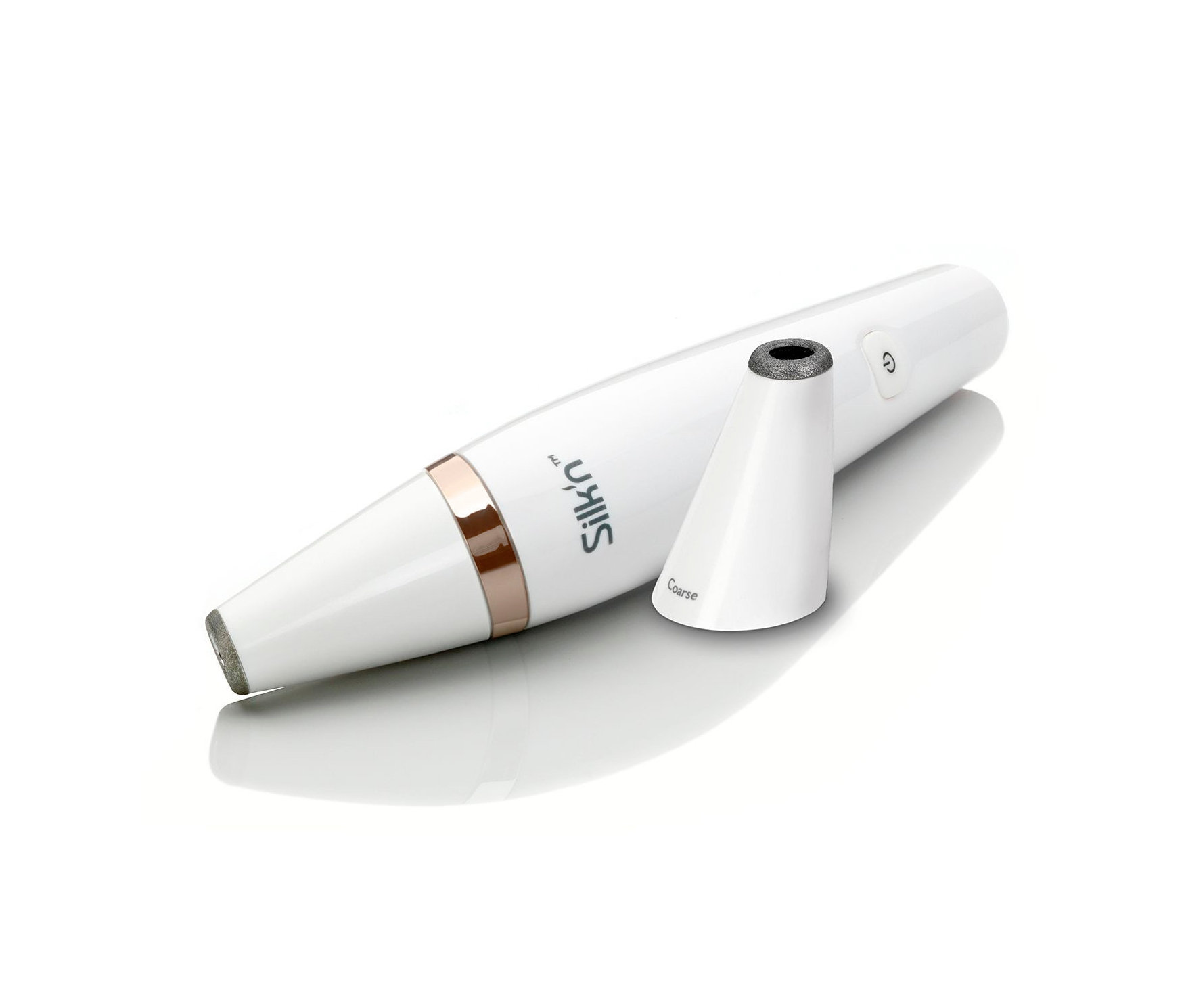 Mikrodermabrazivní přístroj Silk’n® ReVit Essential leží vedle nástavce.