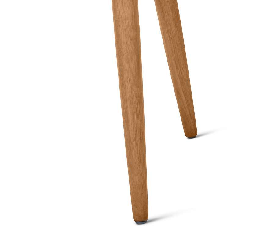 Detail třídílné terakotové sady zahradního nábytku, zaměřený na nohy stolu.