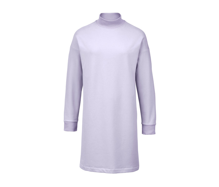 Fialové šaty z teplákoviny s dlouhými rukávy.