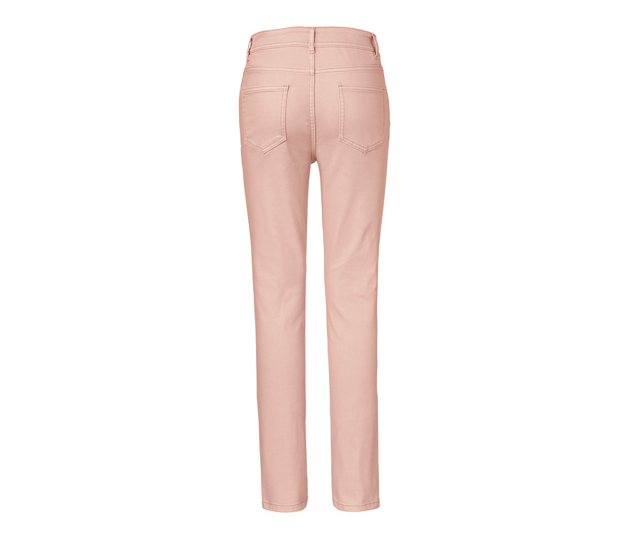 Zadní pohled na světle růžové džíny slim fit.