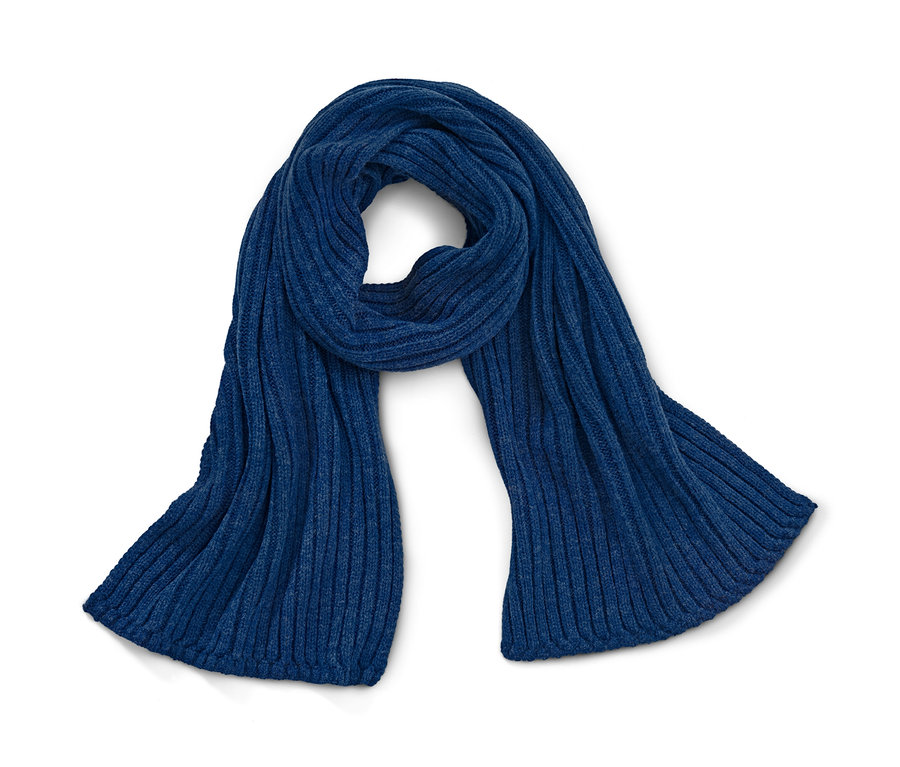 Modrá pletená šála leží na bílém pozadí.