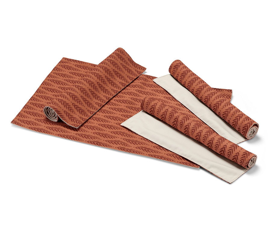 Rozložené a srolované oboustranné prostírání, 4 ks, s terakotovým vzorem listů na béžovém pozadí.