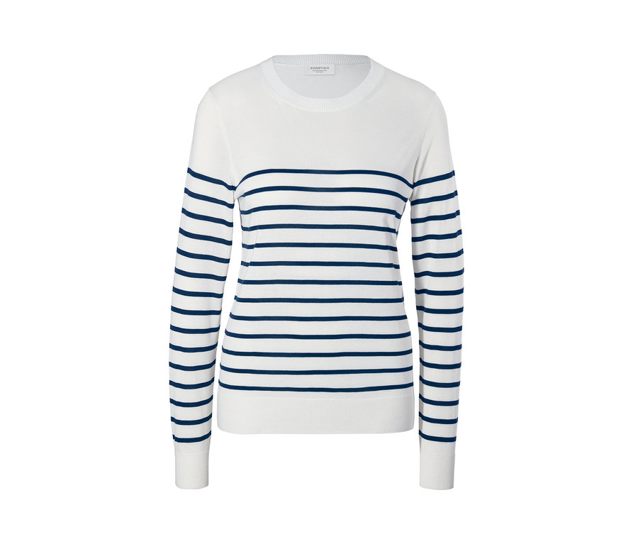 Bílý svetr s modrými proužky.