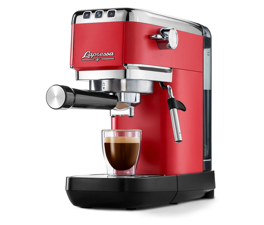 Červený pákový kávovar »Lapressa« s šálkem kávy.