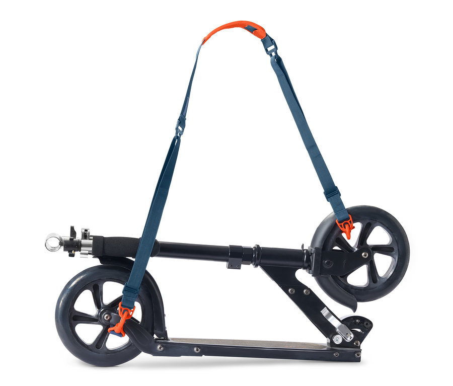 Černá koloběžka s multifunkčním popruhem.