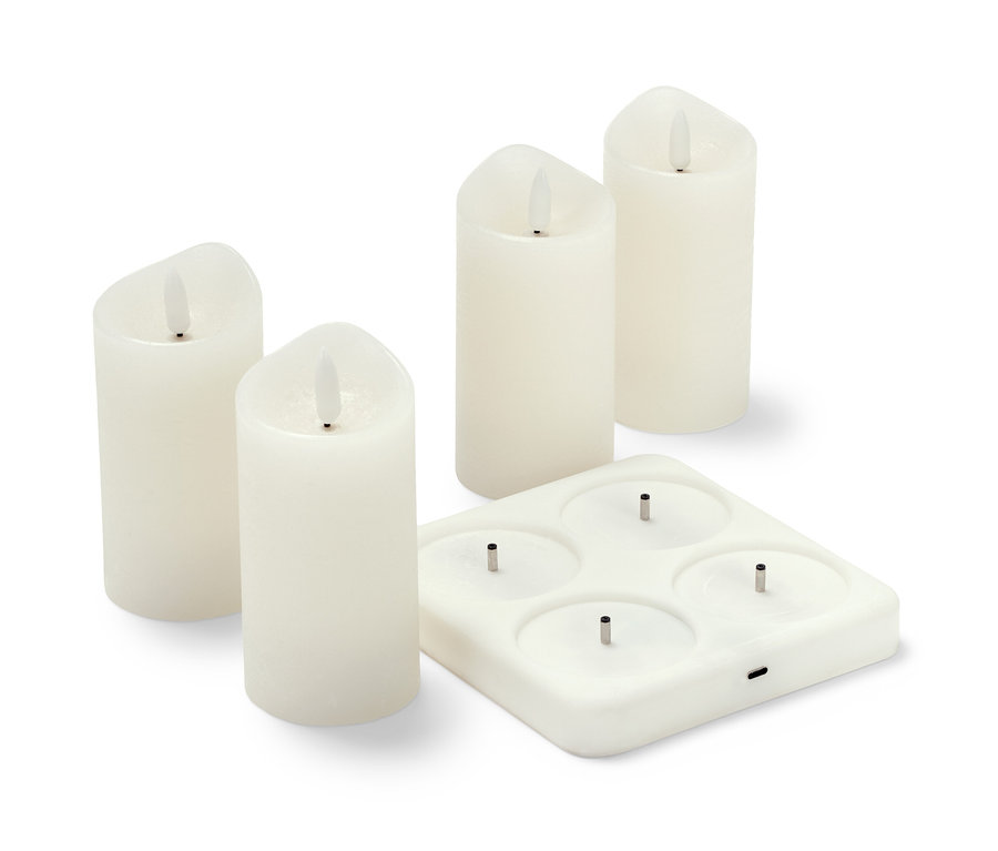 Čtyři LED svíčky z pravého vosku s nabíjecí stanicí.