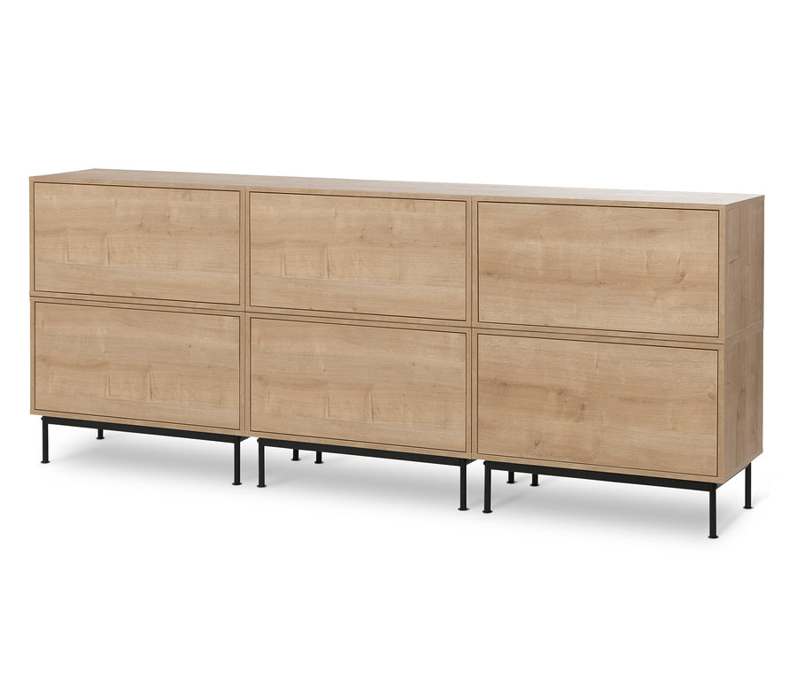 Dva regálové moduly »Flemming« s výklopnými dvířky v dubovém dekoru stojí na černých kovových podnožkách »Flemming«.