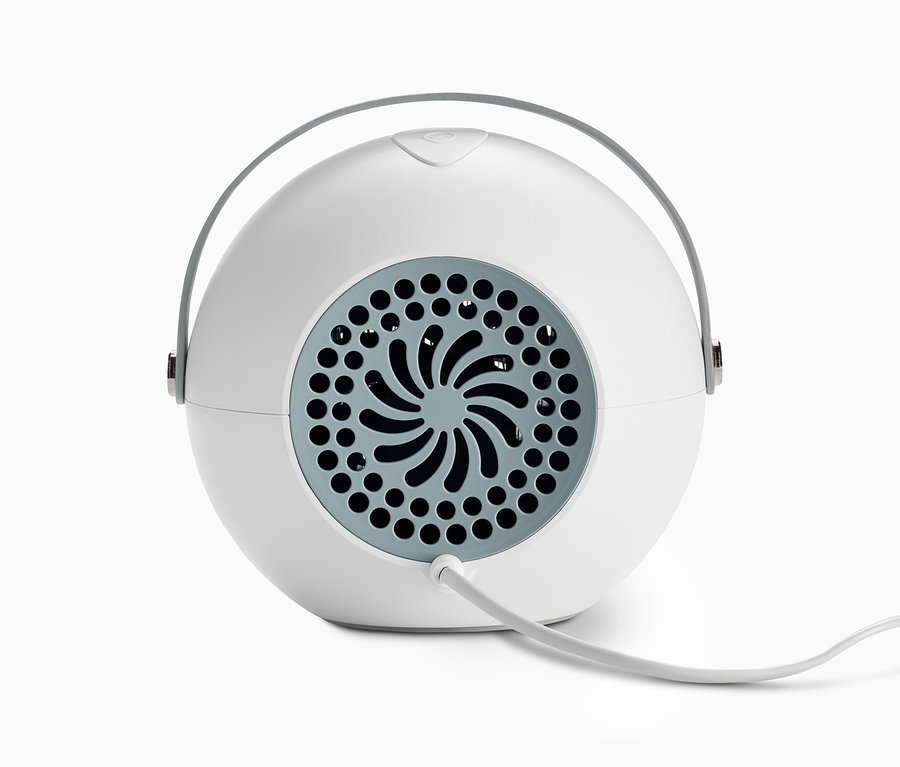 Detail teplovzdušného ventilátoru s odnímatelným ohřívačem rukou.