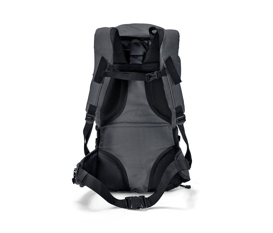 Detail šedého turistického batohu o objemu 40 l zezadu.