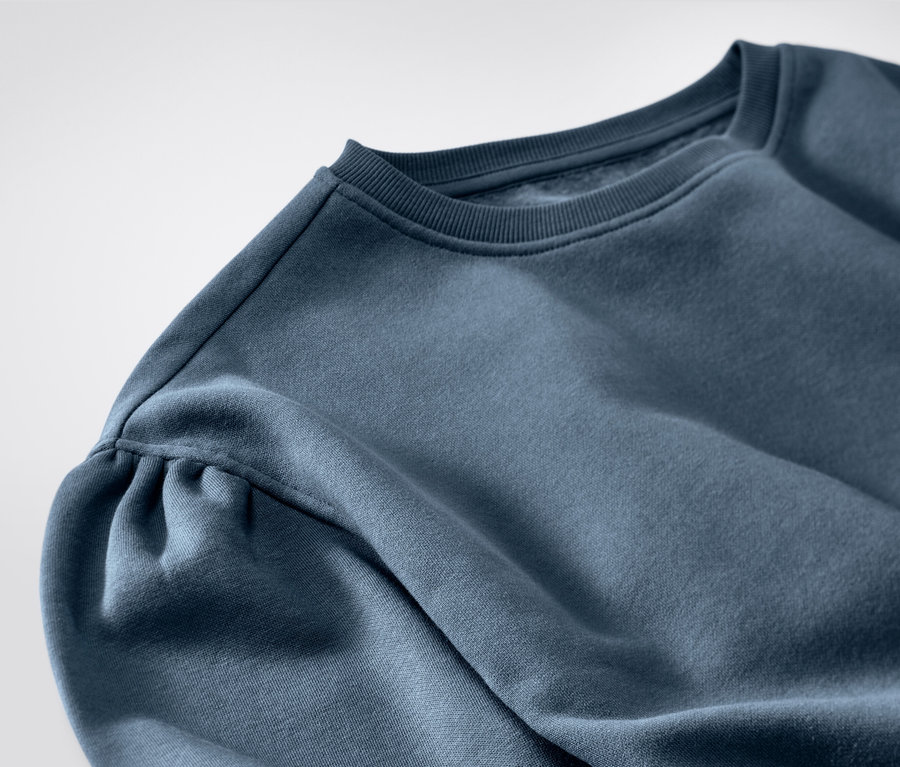 Detail dívčích teplákových šatů.