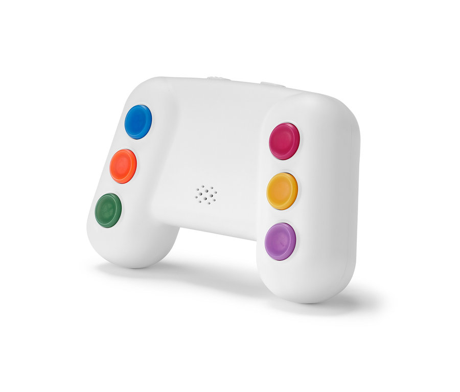 Detailní záběr na elektronický trenažér paměti s barevnými tlačítky.