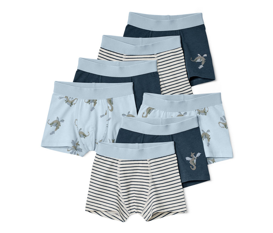 Sedm chlapeckých boxerek s různými vzory, včetně draků a proužků.