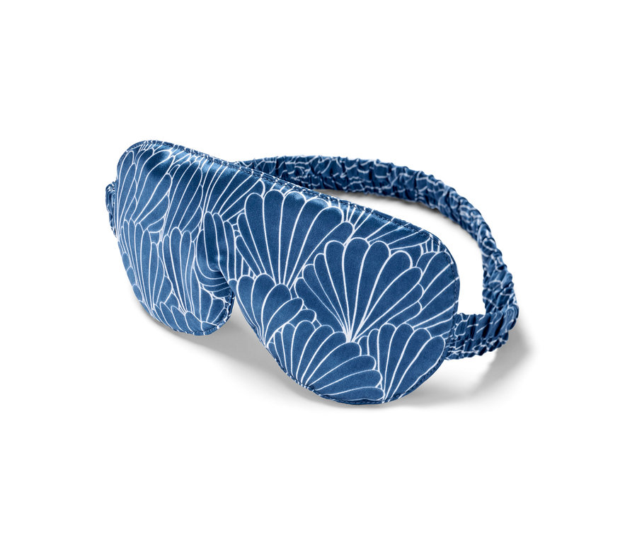 Modrá hedvábná maska na spaní s bílým vzorem.
