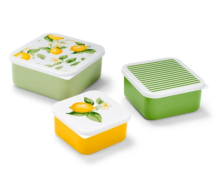 Tři barevné svačinové boxy s víčky. Jeden je žlutý s potiskem citronu, druhý světle zelený s citronovým vzorem a třetí tmavě zelený s bílými pruhy.