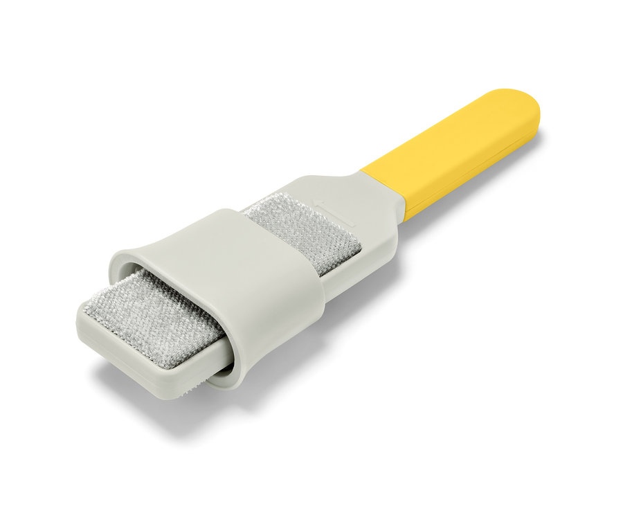 Kartáč na oděvy se žlutou rukojetí.