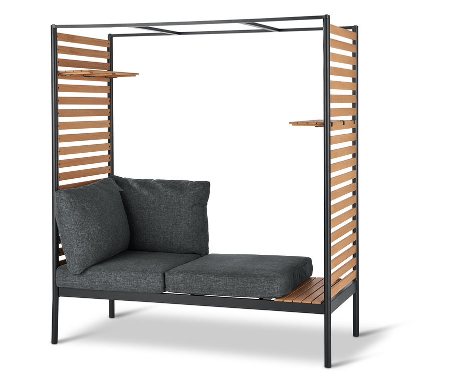 Zahradní lounge posezení Elin s flexibilními sedacími prvky, šedými polštáři a závěsnými regály.
