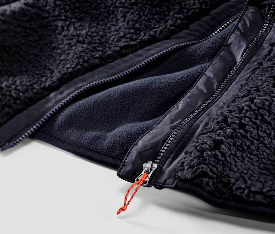 Detailní záběr na zip plyšové vesty.