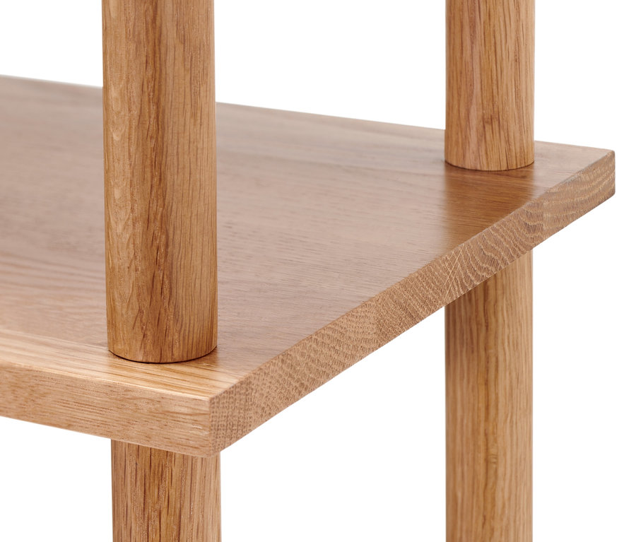 Detail stojícího regálu.