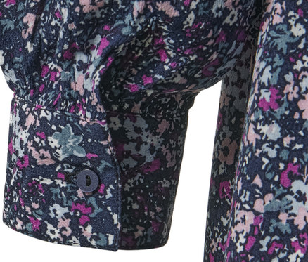 Detail květovaných midi šatů.