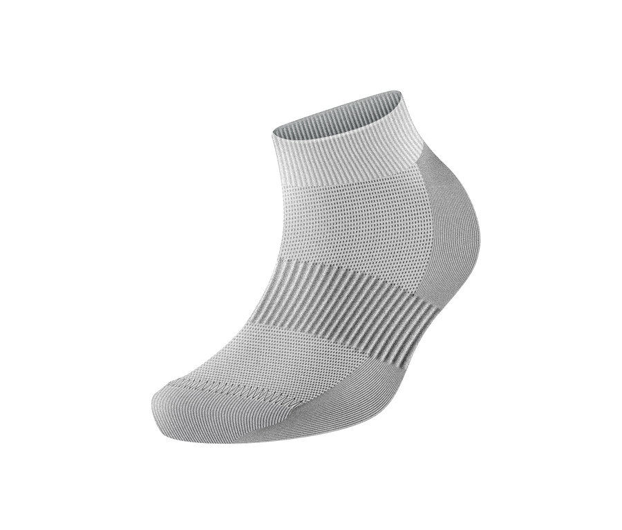 Detailní záběr šedé sportovní funkční ponožky, 2 páry.