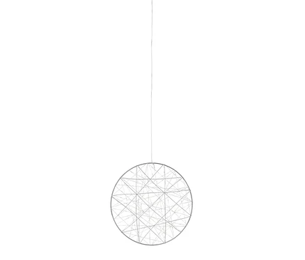 Velký LED kruh visí na tenkém drátu.