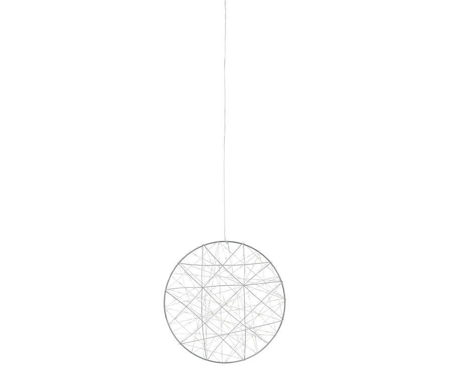 Velký LED kruh visí na tenkém drátu.