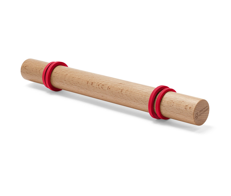 Dřevěný váleček na těsto s červenými nastavitelnými kroužky.