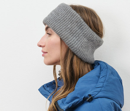 Profil ženy s pletenou čelenkou.