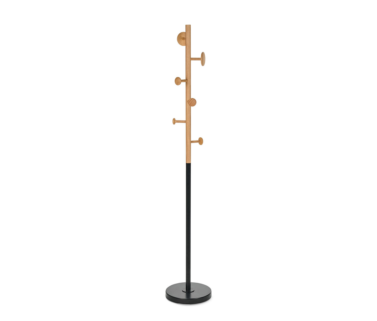 Stojan na šaty s dřevěnými háčky a černou základnou.